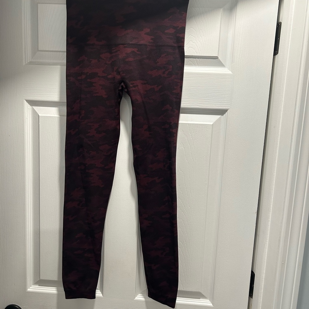 SPANX Look At Me Now Burgundy Camouflage Seamless Leggings